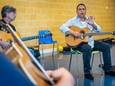 Paulus Schäfer (rechts) is een van de gitaristen die lesgeeft tijdens het Sinti Jazz Guitar Camp in Gerwen.