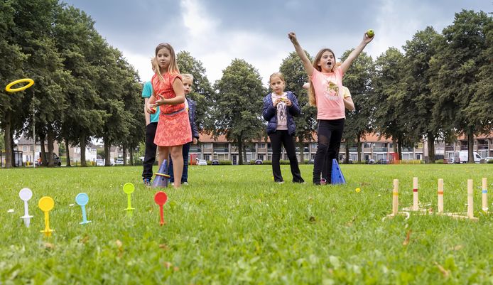 Oud-Hollandse spelletjesmiddag op het Mauritsplein in Kaatsheuvel.