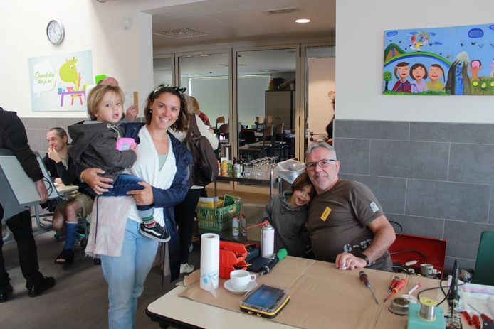 Foto van en vroegere editie van het Repair Café in Evergem.
