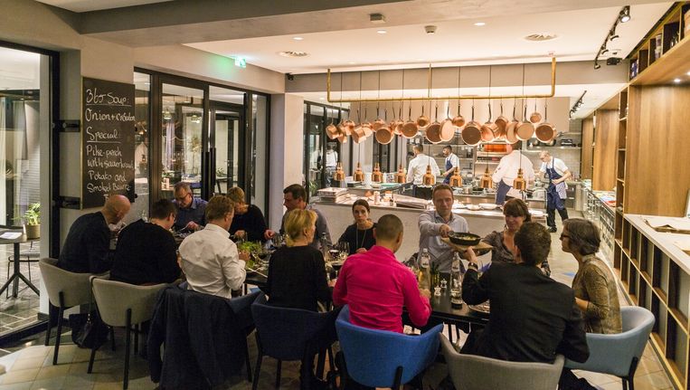 Het restaurant van het nieuwe INK hotel, op de plek van de oude redactieburelen van De Tijd, is smaakvol ingericht langs een hoog atrium Beeld Rink Hof