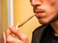 Een man rookt een joint, foto ter illustratie.