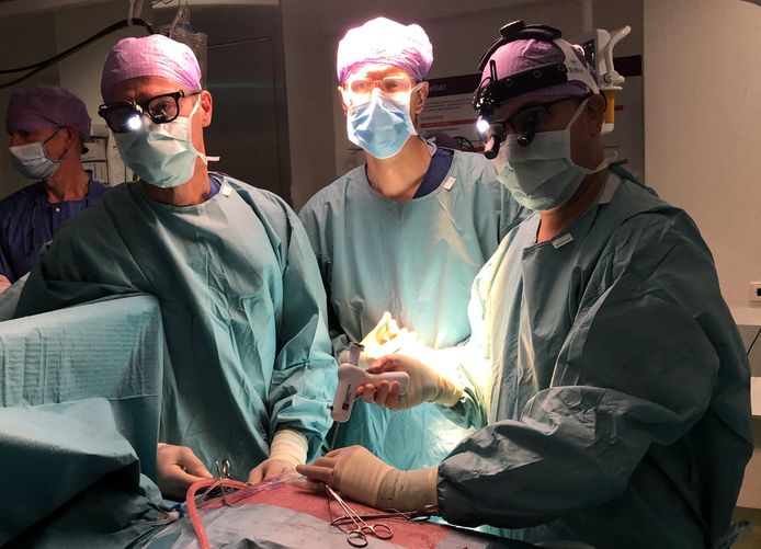 Medisch team van St. Antonius Ziekenhuis bezig met unieke hartklep-operatie.