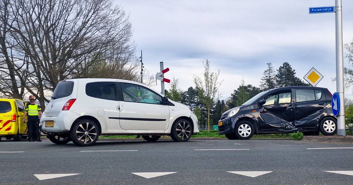 Auto belandt op zijn kant bij aanrijding in Hengelo.