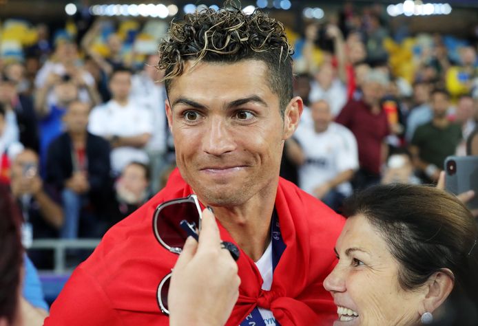 Cristiano Ronaldo met zijn moeder na de gewonnen Champions League-finale van Real Madrid vorig seizoen tegen Liverpool.