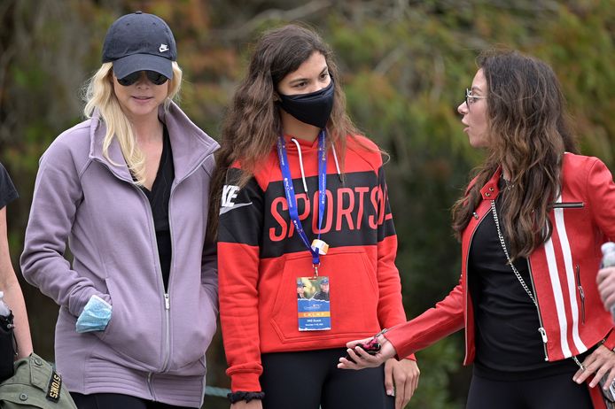 De 13-jarige Sam Alexis Woods (centraal), de dochter van Tiger, op het PNC Championship in Orlando op 20 december 2020 samen met Tigers ex Elin Nordegren (l) en Erica Herman (r), zijn huidige partner.