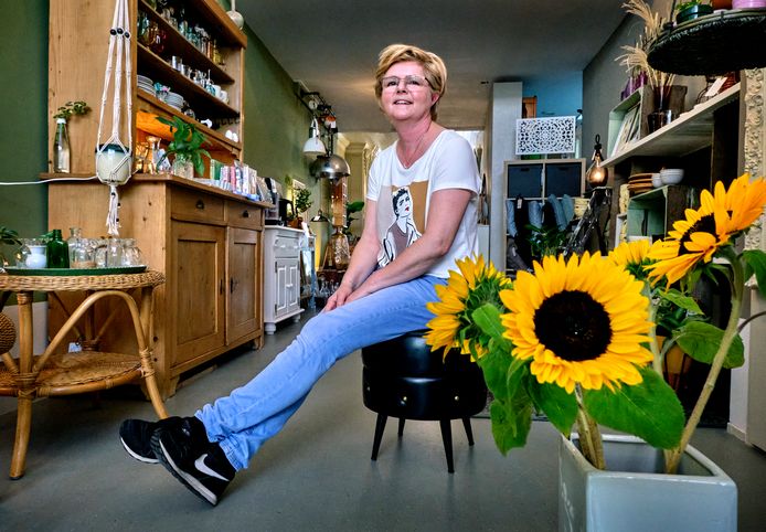Edith Mol in haar nieuwe interieurwinkel met tweedehands vondsten aan de Voorstraat 440 in Dordrecht.