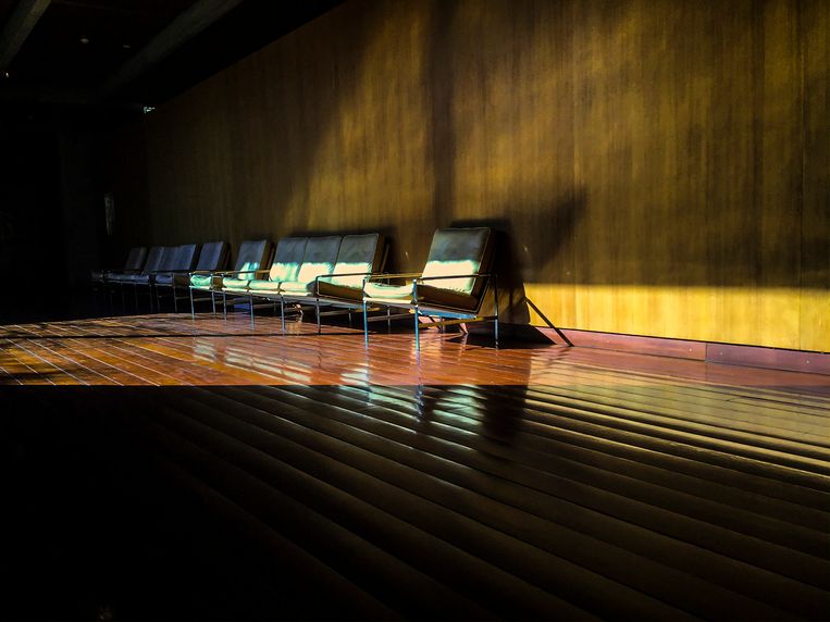 Ik was verdwaald in de tuin van een museum en vroeg twee eenden naar de uitgang, en daar zag ik deze stoelen.’
(Foto: ‘Ask the Ducks’, Lissabon, 2020.) Beeld Tom Barman