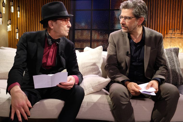 ‘Wim weet als geen ander de balans te vinden tussen mensen op hun gemak stellen en laten wankelen. Dat lijkt eenvoudig, maar het is buitengewoon straf.’ (Foto: met Jules Deelder.) Beeld vrt