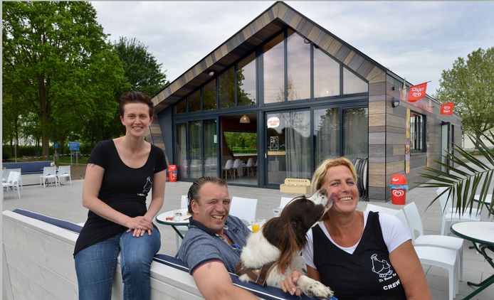 Eigenaar Hanjo de Jong met zijn medewerkers Sasja Zwiers  en Marion Bieszke (Blond) bij hun nieuwe Gasterij De Meent in Beusichem.