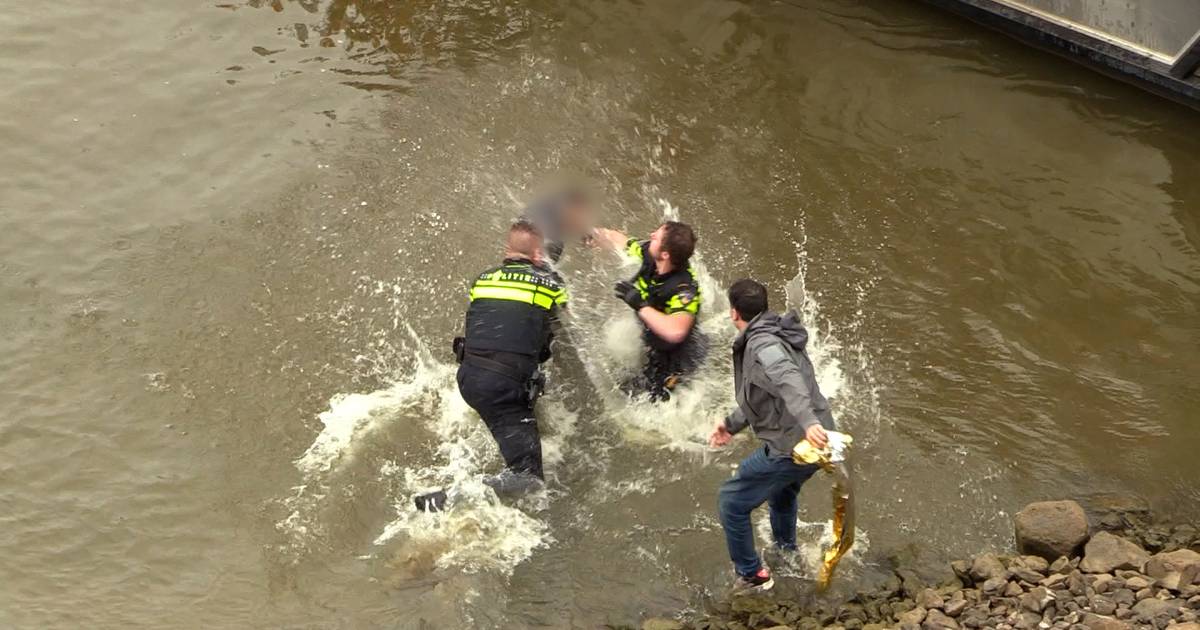 Verwarde man springt in Waal bij Nijmegen, politie trekt hem na bijna 2 uur op de kant