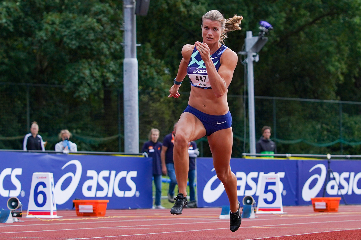 Dafne Schippers tijdens haar gewonnen race op de 200 meter. Ze zou alleen in de series lopen. Beeld BSR Agency