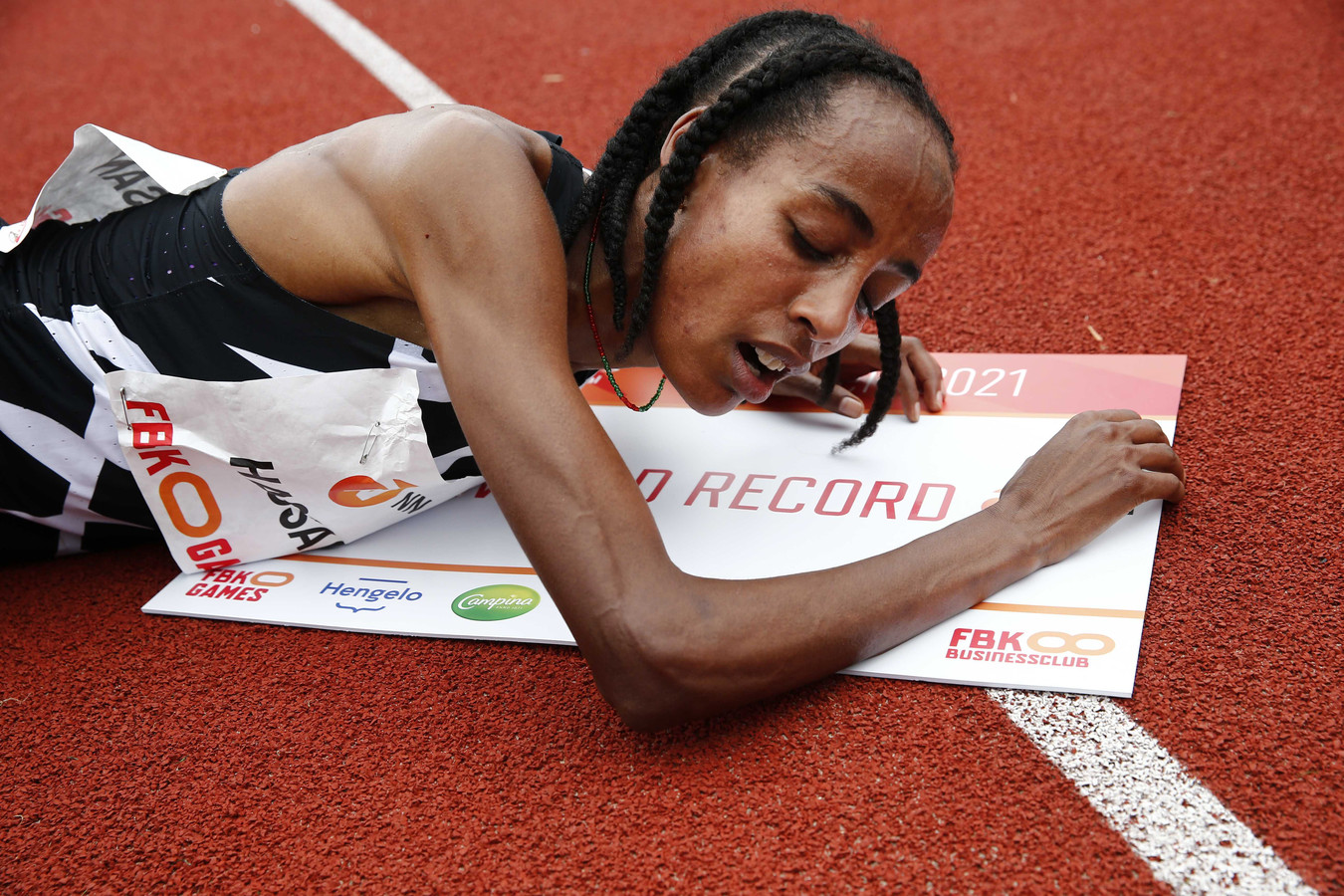 Sifan Hassan Loopt Voor Publiek In Hengelo Nieuw Wereldrecord Op 10 Kilometer Ik Hou Van Jullie Foto Tubantia Nl