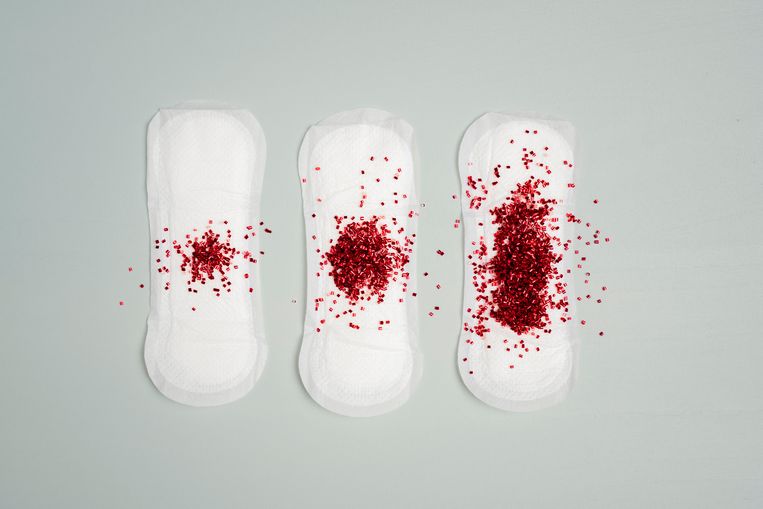 menstruation sanitary napkin glitter concept
Photo taken indoors in studio from above
Blood amount Beeld Getty Images/iStockphoto