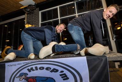 Kruipend op klompen de baan over: ‘Wat kloep’m is? Als een achterlijke op je knieën naar die andere 