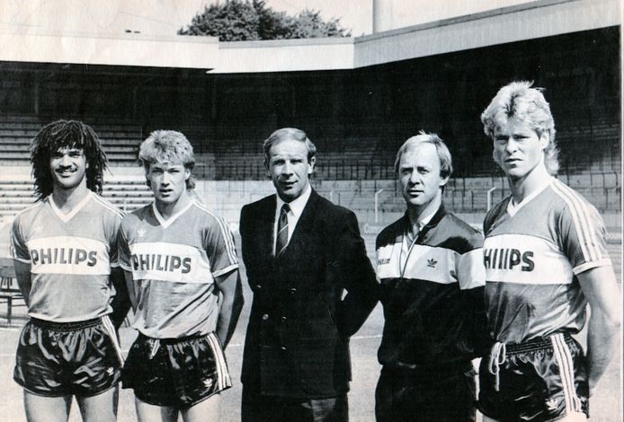 Hans Kraay in zijn tijd bij PSV, als technisch directeur. Rechts van hem trainer Jan Reker.