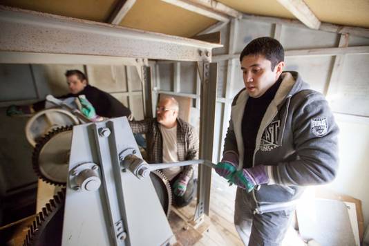 Als de werkmannen er zijn, kan het neerlaten - op pure spierkracht - beginnen.