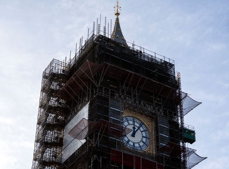 De Big Ben steekt nu al bijna drie jaar ingepakt boven Londen uit. Beeld EPA