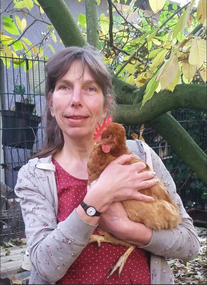 Sandra van de Werd met een kip. Niet Jip de kip, die is inmiddels overleden.