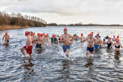 Korte, krachtige én koude vijftiende nieuwjaarsduik op het strandje bij Lage Zwaluwe