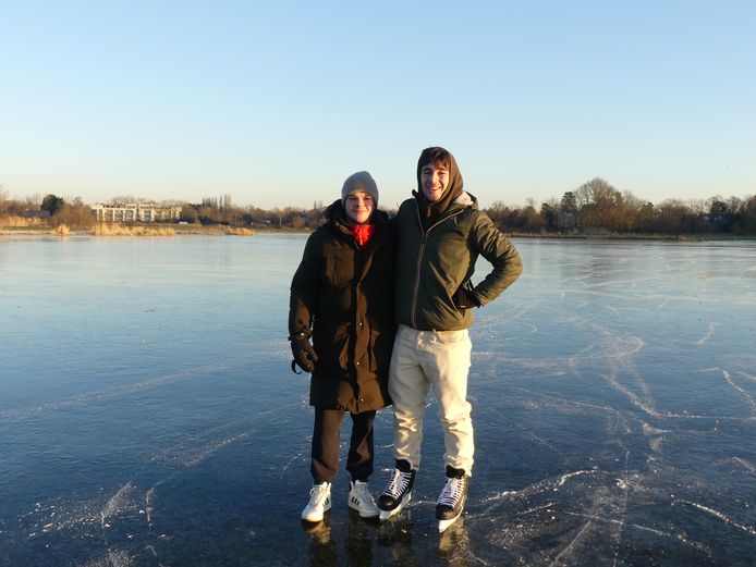 Louis en Emiel op het ijs aan de Leiemeersen.