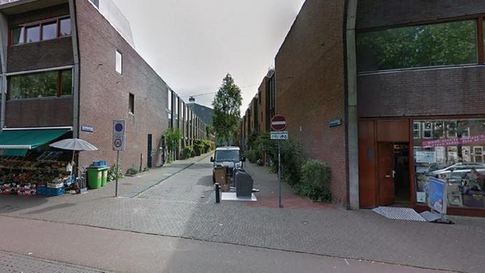 Familieleden van het slachtoffer vonden diens lichaam in de woning in de C.J.K Van Aalststraat in Zeeburg.