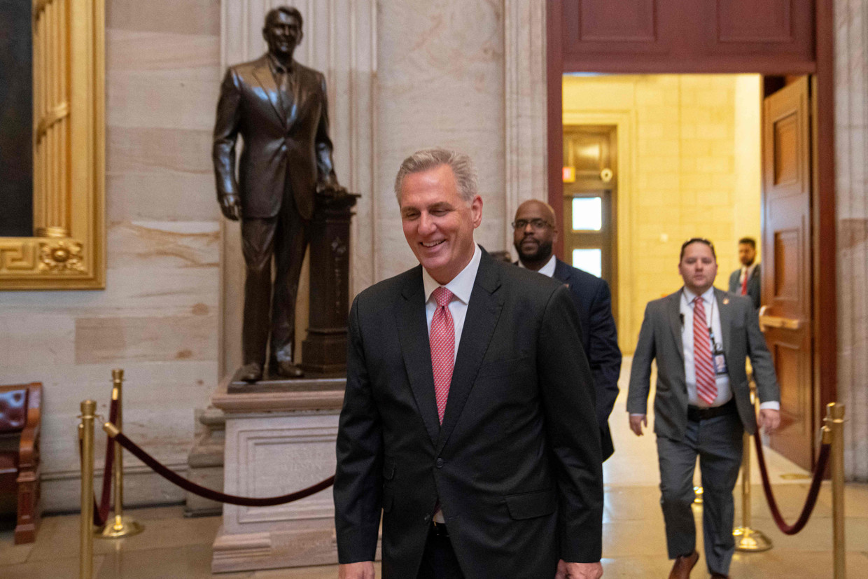 Kevin McCarthy komt donderdag voorafgaand aan de stemming het Capitool in.  Beeld Getty Images via AFP