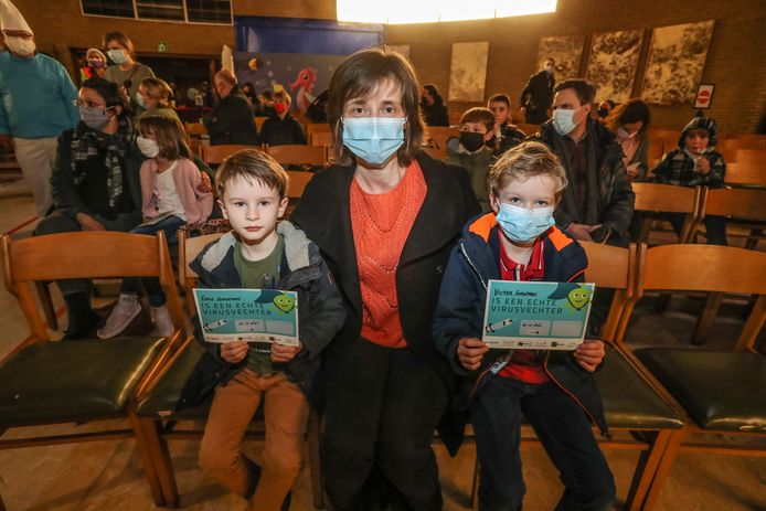 Victor (8) en Emile Cordemans (5) en mama Sofie Straetmans (38).