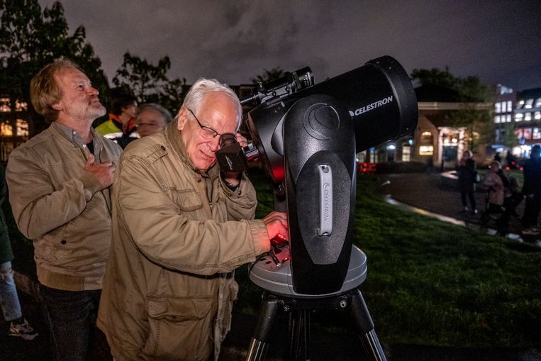 Crowds and togetherness during Seeing Stars in Leiden.  Image Raymond Rutting / de Volkskrant 