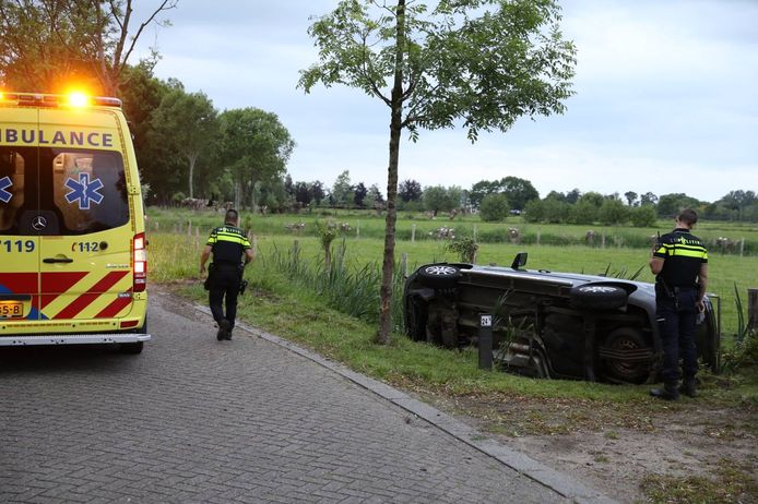 Een bestuurder van een auto is in een vermoedelijk beschonken toestand uit de bocht gevlogen in Nijkerk