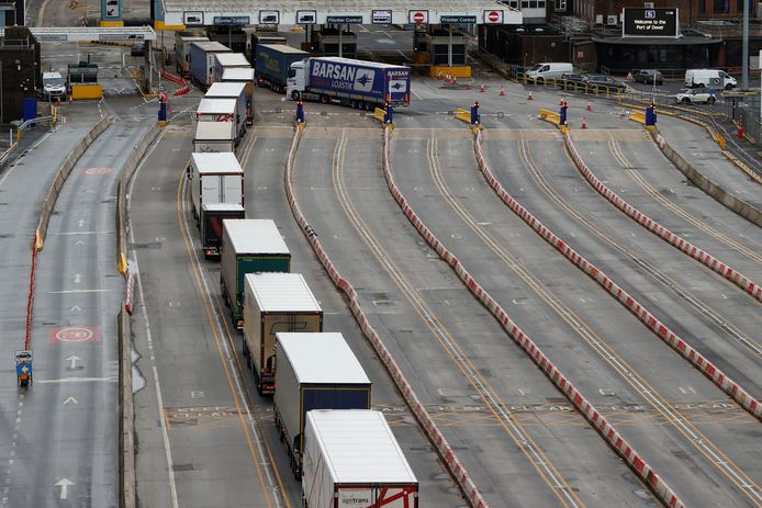 Vrachtwagens schuiven aan in de haven van Dover.