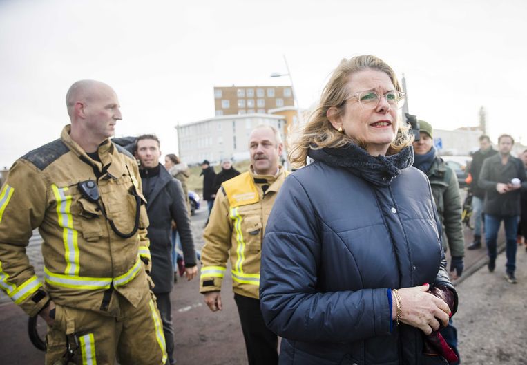 De Haagse burgemeester Pauline Krikke bezoekt op Scheveningen  het gebied dat is beschadigd door de vreugdevuren. Beeld ANP