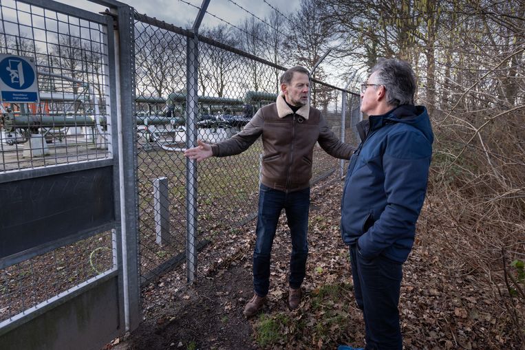 Bestuursleden Freddy Mensink en Lucas Goldsteen van de stichting Stop Afvalwater Twente bij een van de injectielocaties in Twente.  Beeld Herman Engbers