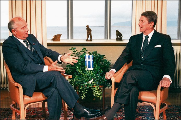 Voormalig Sovjeleider Mikhail Gorbatsjov en de toenmalige Amerikaanse president Ronald Reagan tijdens een bijeenkomst in IJsland in 1986.