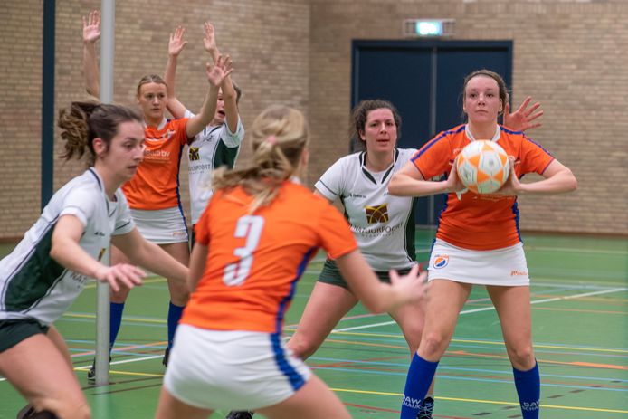 Een moment uit de beslissende wedstrijd MKV-DAW van afgelopen zondag in Bakel. De ploeg uit Schaijk speelt in het oranje.
