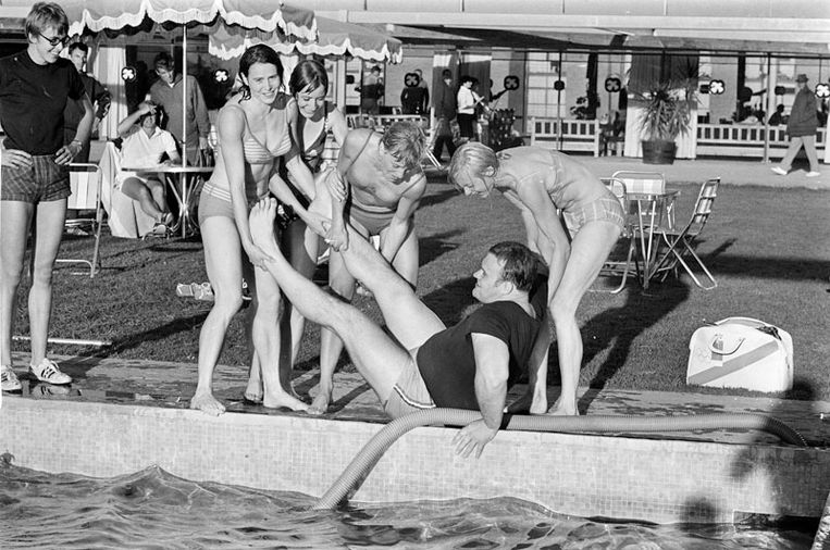 Pietr van der Kruk in 1968 bij het zwembad van het Olympisch Dorp (met links staand zwemster Ada Kok). Beeld Privecollectie
