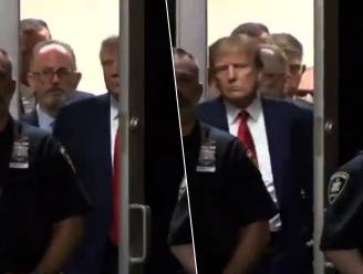 KIJK. Bewaker laat deur pal in het gezicht van Trump vallen wanneer hij rechtszaal binnenkomt