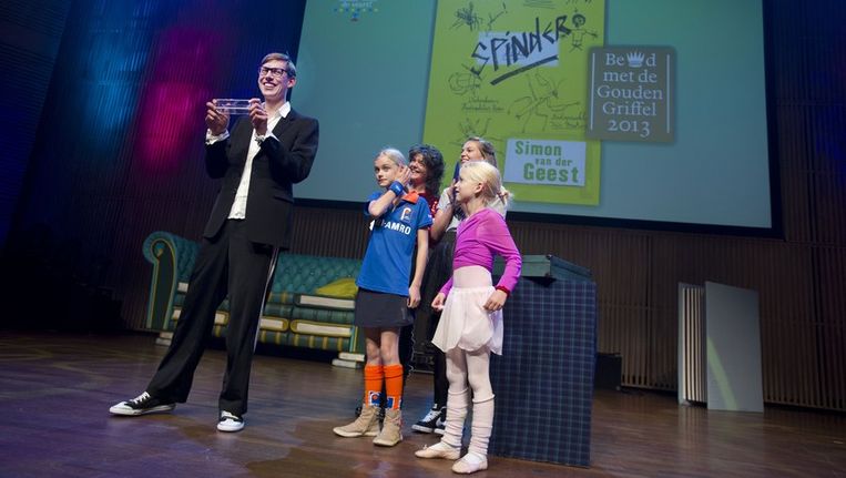 Simon van der Geest krijgt op het Kinderboekenbal de Gouden Griffel Beeld anp