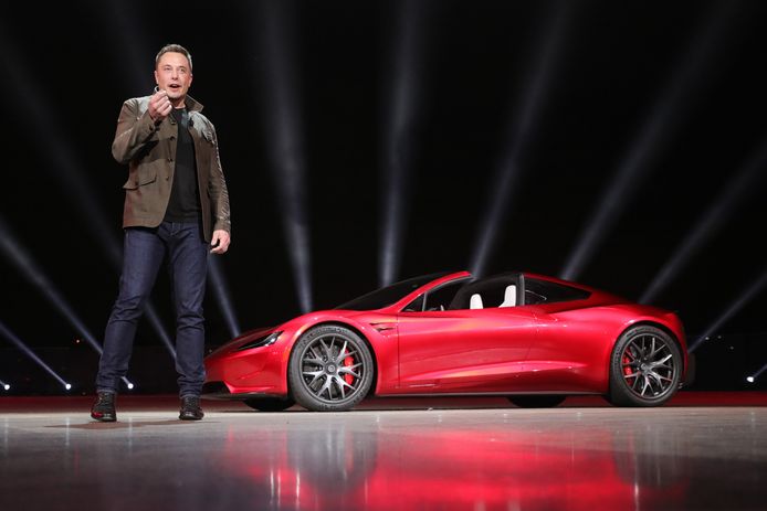 Topman van Tesla, Elon Musk, stelt de Roadster voor. Zijn eigen persoonlijke tweezitter - een rode - zou hij meesturen met de Falcon Heavy, een raket die hij in januari wil lanceren.