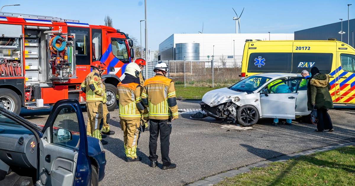 Automobiliste gewond bij aanrijding met vrachtwagen in Tilburg.