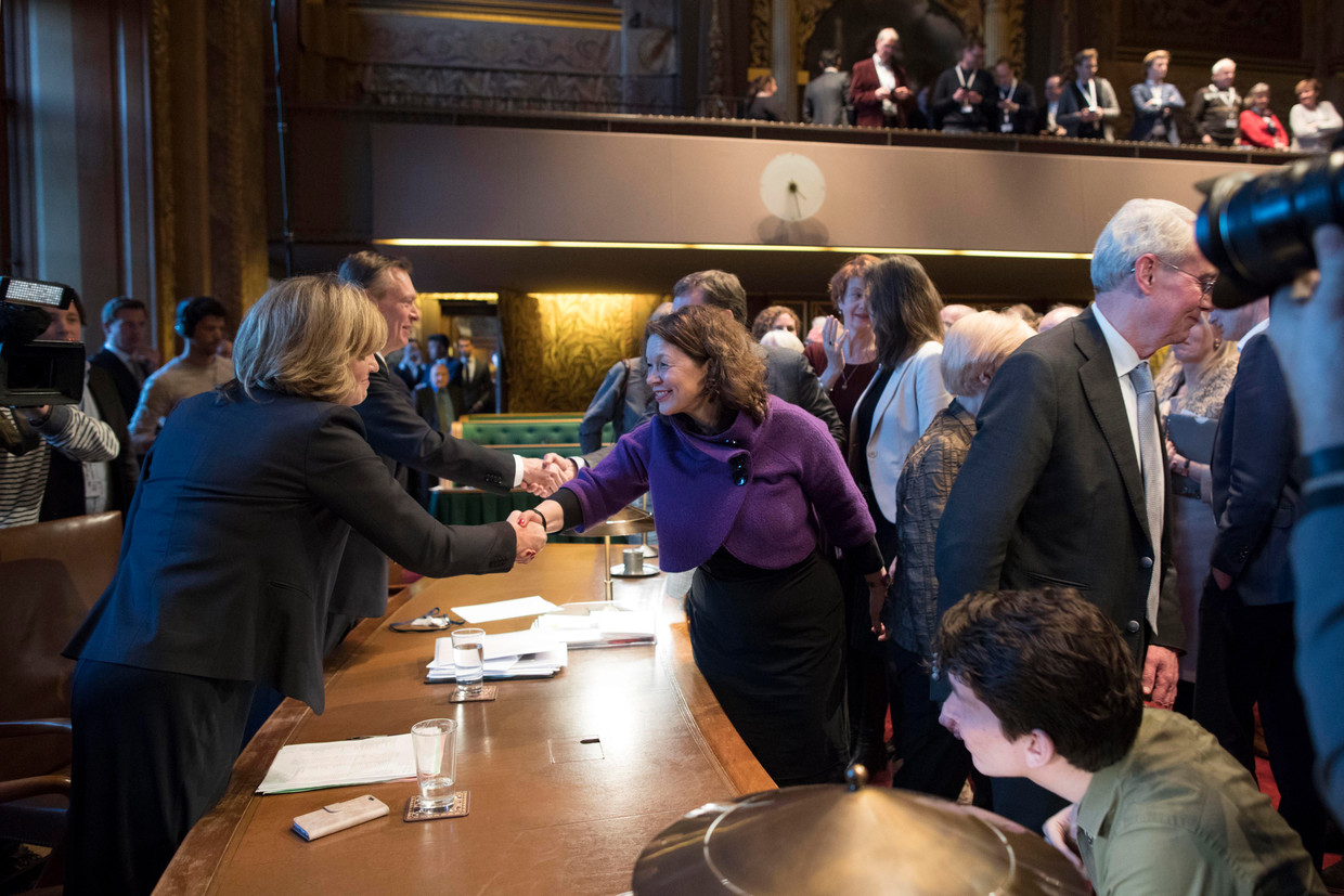 Felicitaties voor Pia Dijkstra (D66), schrijver van de initiatiefwet donorregistratie, februari 2018. Beeld Werry Crone