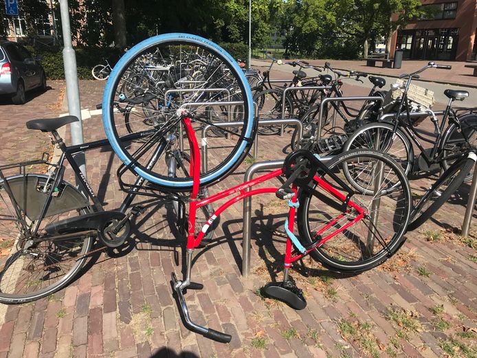 Een omgedraaide Swapfiets in het centrum van Wageningen.