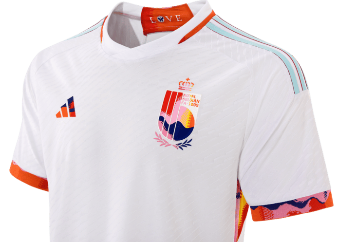Nu ook helemaal officieel: de nieuwe witte uitshirts van de Duivels ...