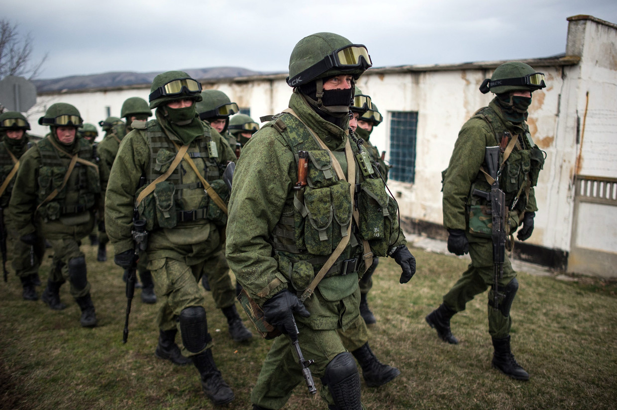 Russische militairen zonder insignes omsingelen begin maart 2014 een Oekraïense militaire basis op de Krim om te voorkomen dat de Oekraïense militairen zich kunnen verzetten tegen de overname van het schiereiland door Rusland. Beeld EPA