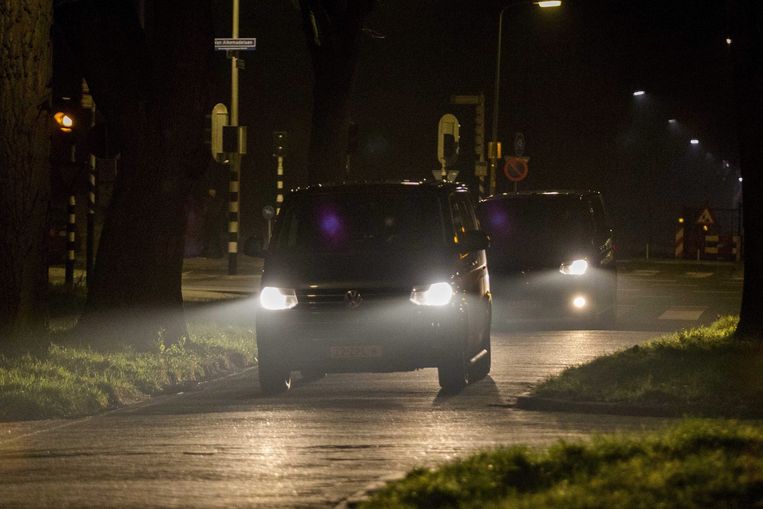 In deze auto arriveerde Dominic Ongwen vandaag in Den Haag. Beeld epa