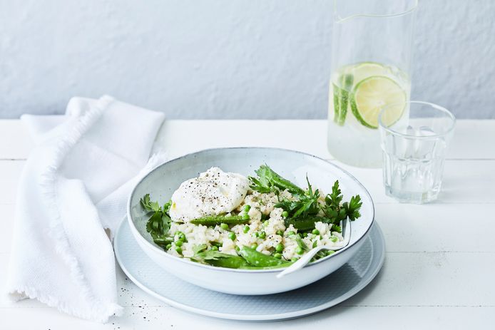 Romige risotto met erwtjes, sugarsnaps en burrata