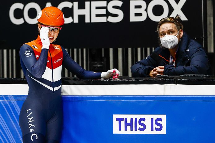 Suzanne Schulting (l) grijpt op de 1000 meter mis, ziet ook bondscoach Jeroen Otter.