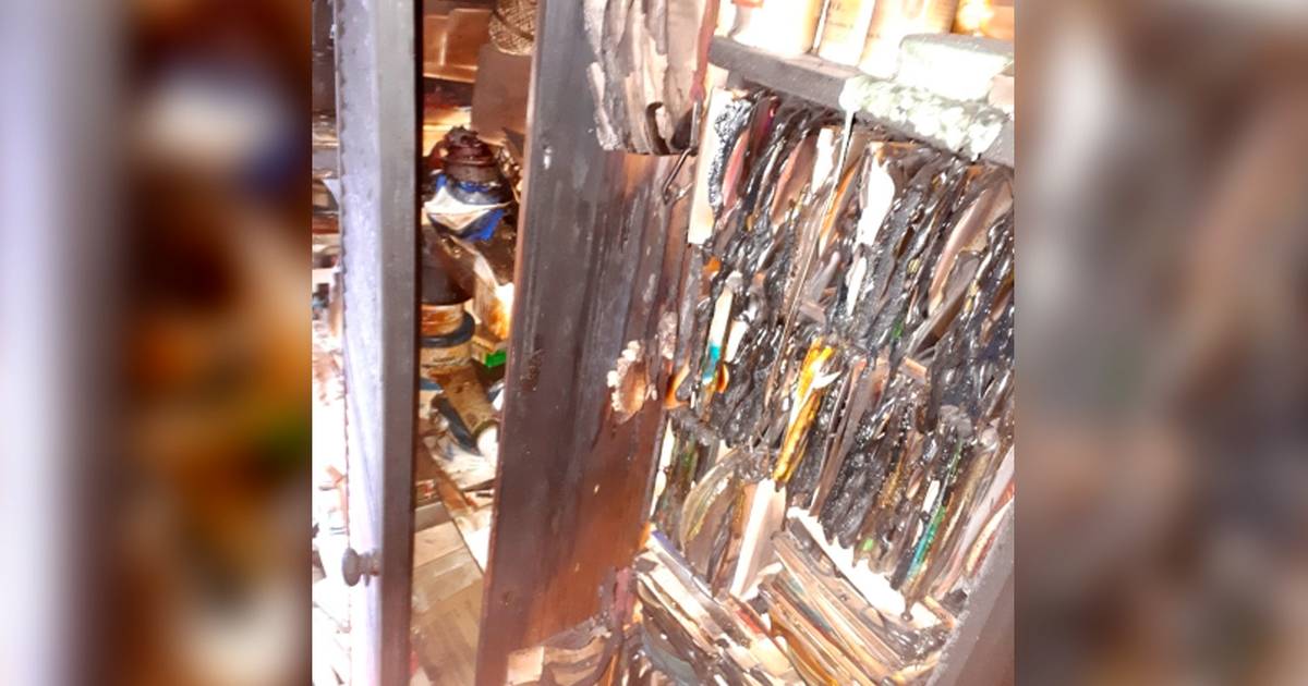 Brand in Schoondijke: bewoners zitten in de tuin, zien plots rook uit het dak komen