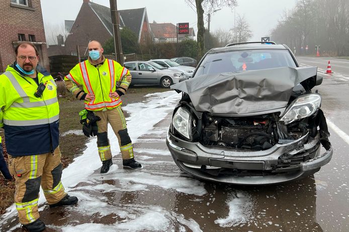 Een remmanoeuvre voor een overlopende hond ter hoogte van de treinhalte Vijfhuizen langs de Gentsesteenweg in Erpe was de oorzaak van een aanrijding.