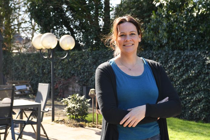 Floor Bols in haar tuin in Hilvarenbeek. ,,Praten over de laatste fase doe je het liefst in alle rust, maar door corona komt alles in sneltreinvaart en gaat het in grotere hoeveelheden."