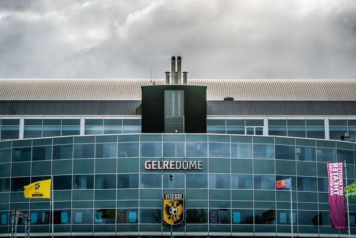 Het logo van Vitesse boven de hoofdingang van stadion GelreDome aan de Batavierenweg in Arnhem kan gewoon blijven hangen.